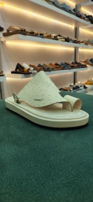 Picture of حذاء شرقي جلد نعام ارضيه ملبس مريح ومانع الانزلاق